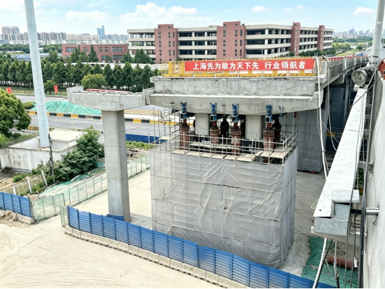 上海轨道交通市域线机场联络线市政配套工程——下盐路跨G1503高速桥梁双幅顶升到位!